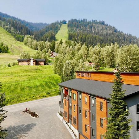 The Burfield Hotel Sun Peaks Exterior photo
