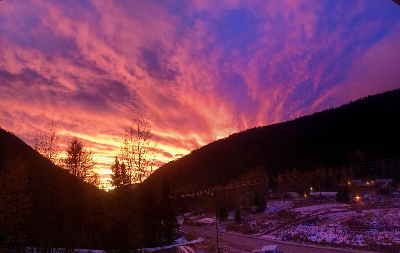 The Burfield Hotel Sun Peaks Exterior photo