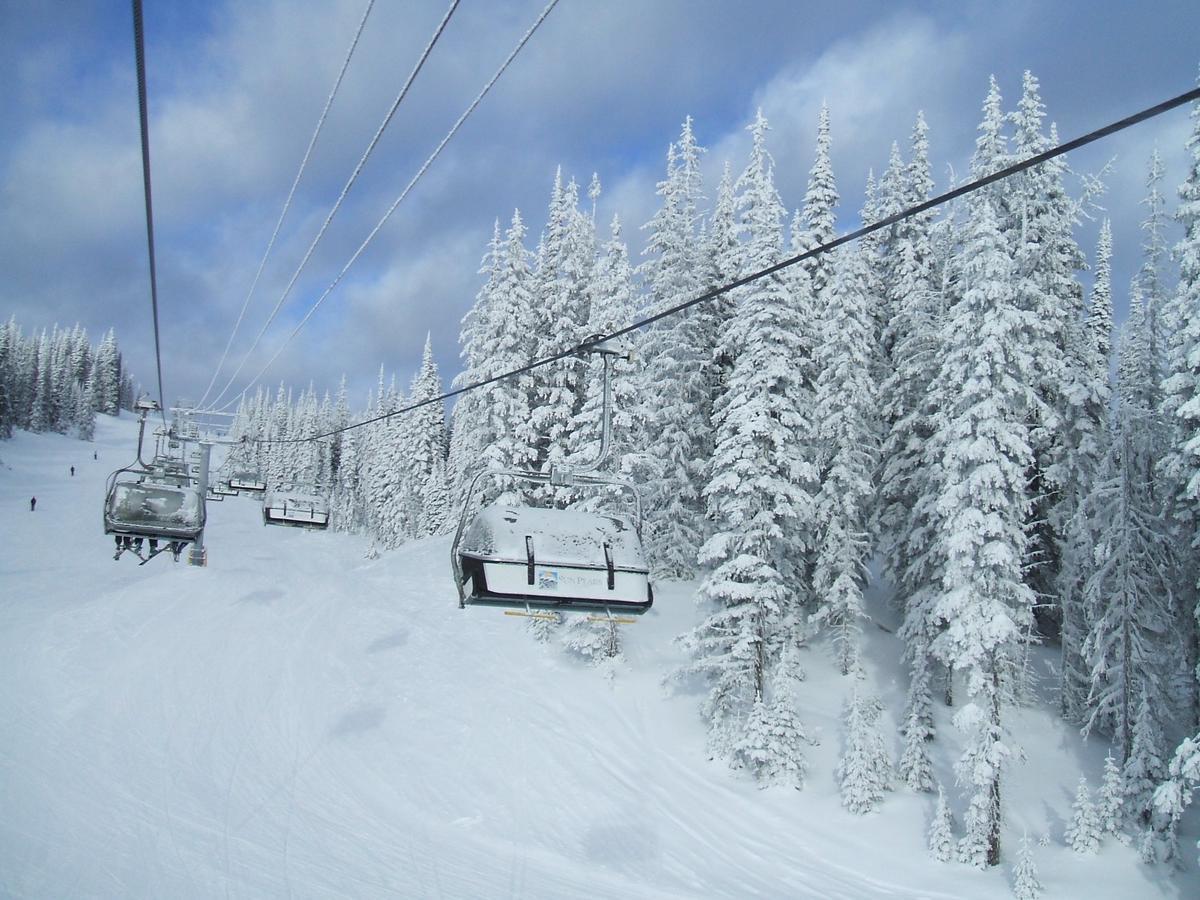 The Burfield Hotel Sun Peaks Exterior photo