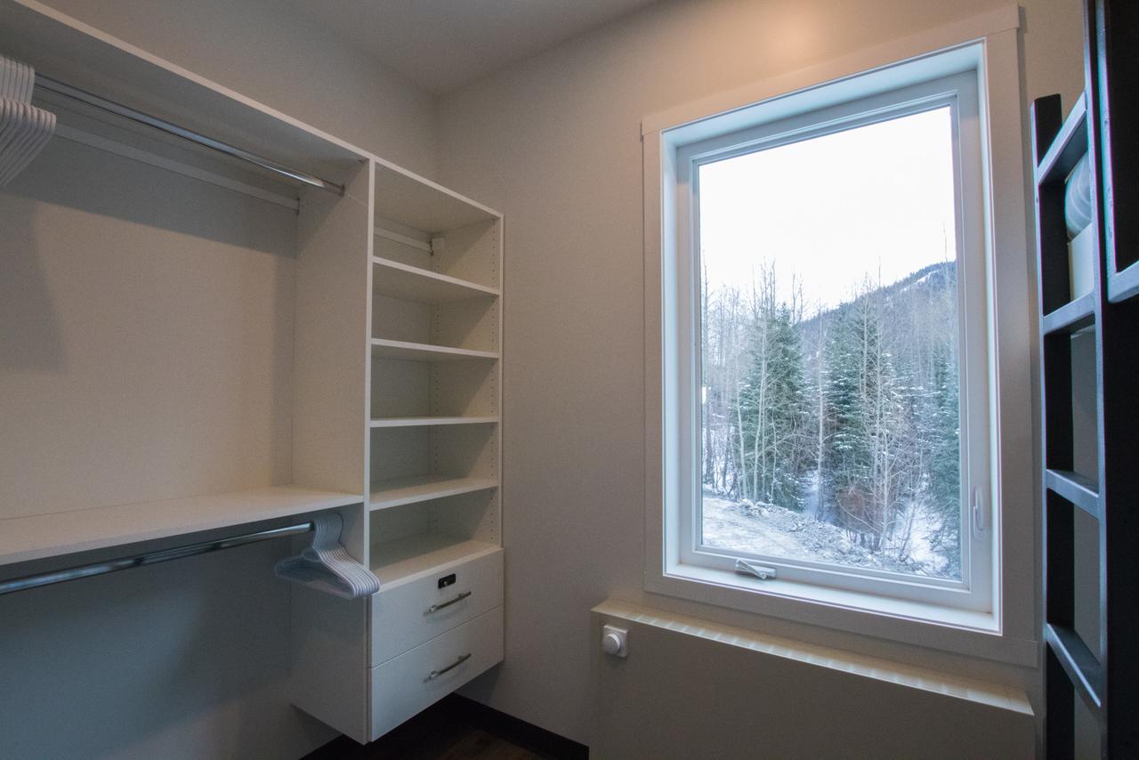 The Burfield Hotel Sun Peaks Exterior photo