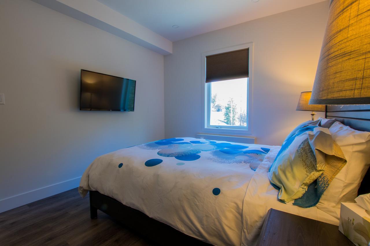 The Burfield Hotel Sun Peaks Exterior photo